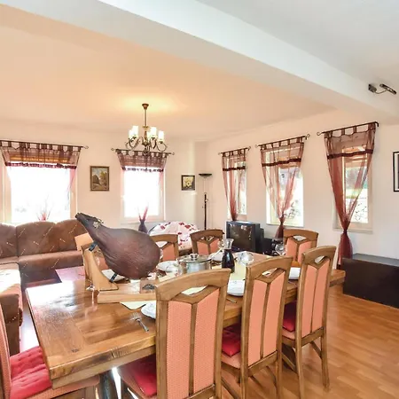 Three-bedroom In Dicmo *